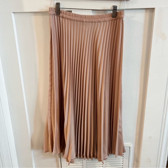 Xirena "Sienna" Pink Pleated Skirt, size Medium - Picture 3 of 5